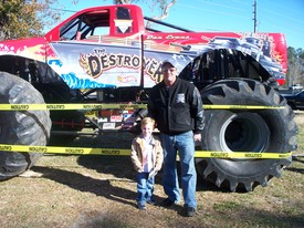 Thu 25 Feb 2010 03:49:40 PM

Andrew and the driver of the Destroyer.